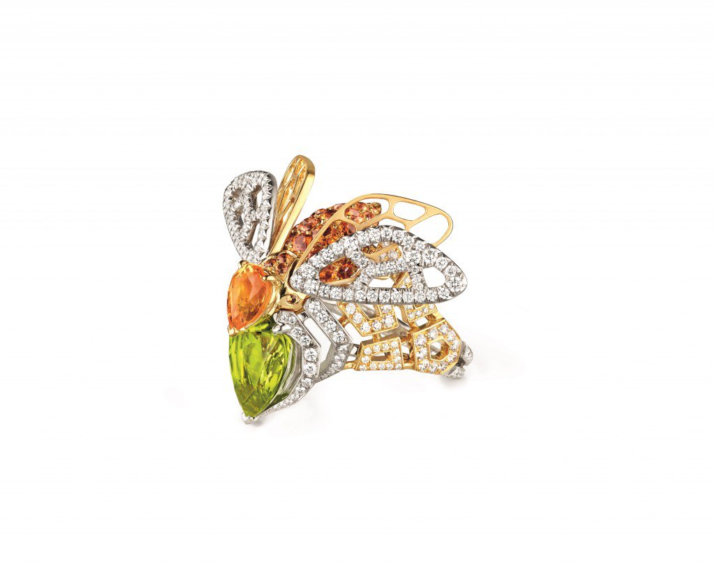 Abeille ring in yellow gold and white gold, set with a 3.48 carat pear-shaped peridot, a pear-shaped Mandarin garnet, round Mandarin garnets and brilliant-cut diamonds.