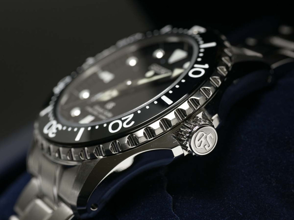Side of Seiko  Drive Diver stainless steel SBGA029 watch 02